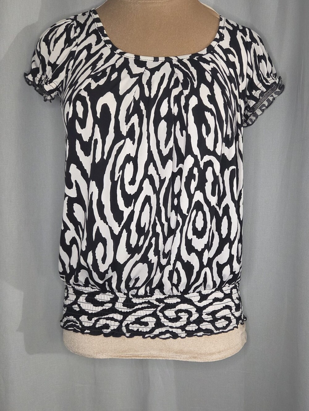 Women's Size Small Top Black and White Abstract Cutout By B Wear Byer California